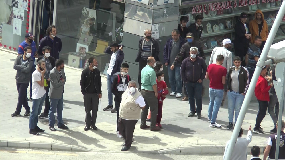 Sosyal mesafe kuralını hiçe saydılar, şüpheli paketin patlatılmasını izlediler