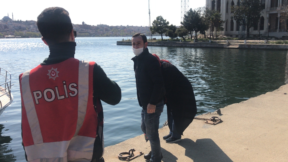 Sosyal mesafe ve maske denetiminde ilginç diyalog: “Hapşırmak için çıkarttım”