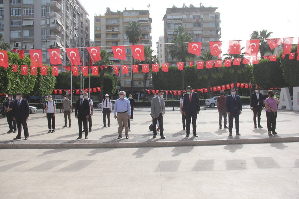 Sosyal mesafeli, maskeli 19 Mayıs
