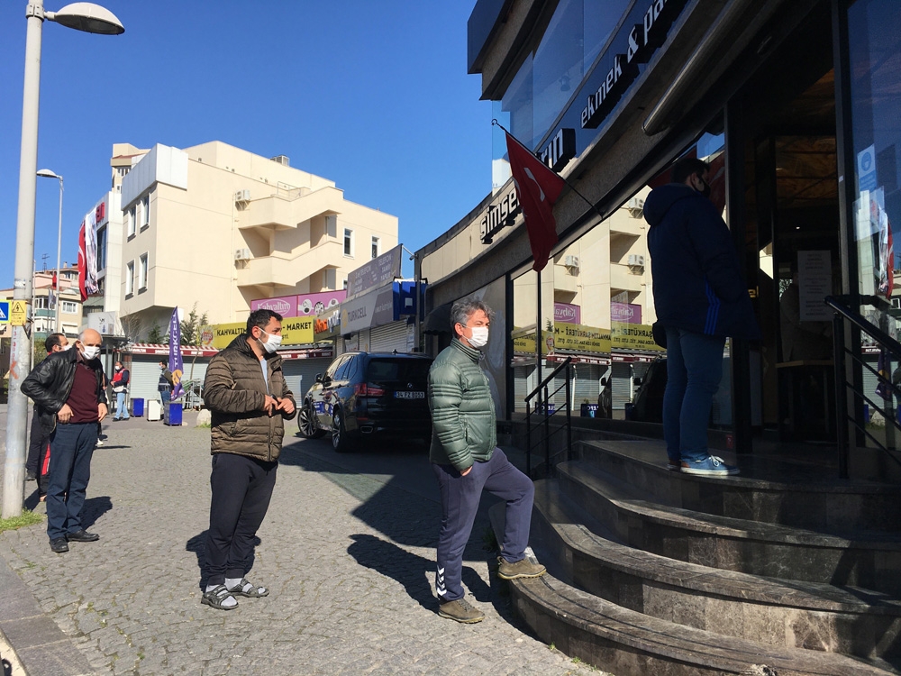 Sosyal mesafeli Ramazan pidesi sırası