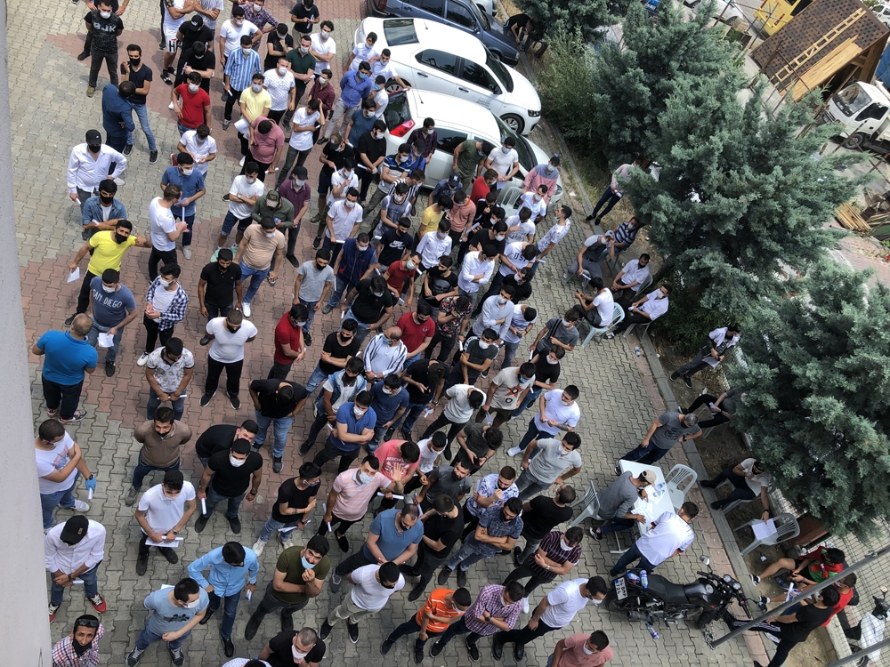 Sosyal mesafesiz Covid-19 test kuyruğu