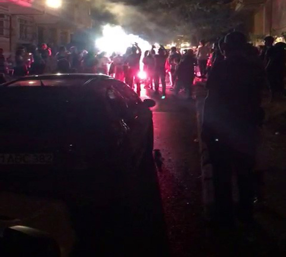 Sosyal mesafesiz düğünde müzisyenden ilginç sitem
