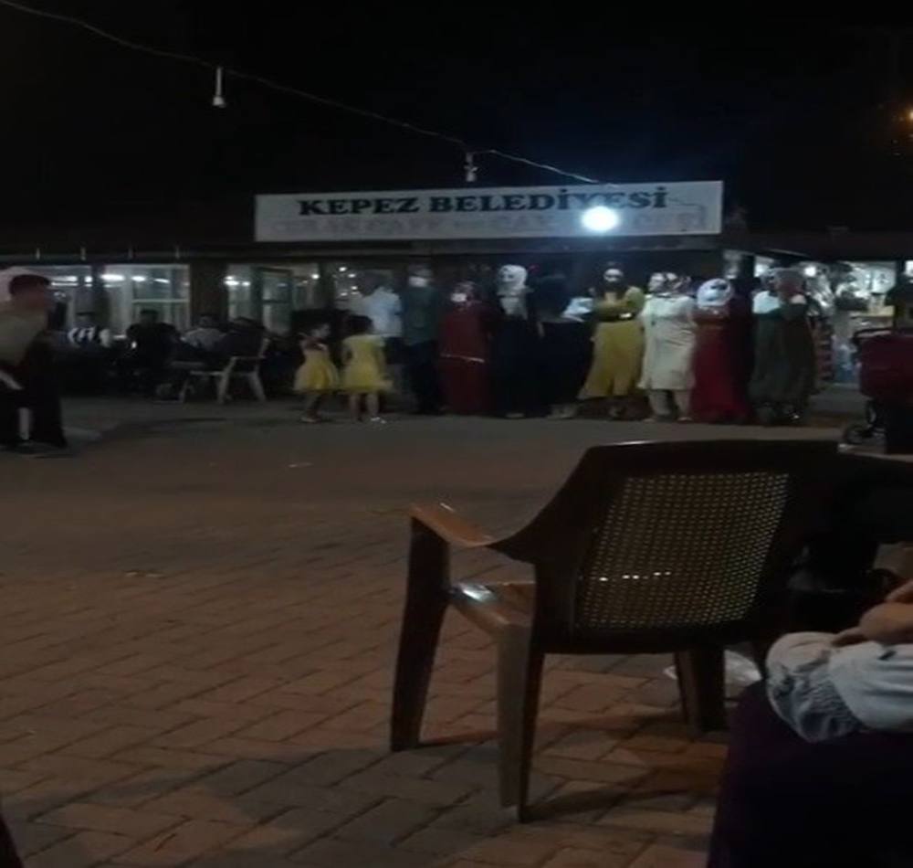 Sosyal mesafeyi halayla deldiler