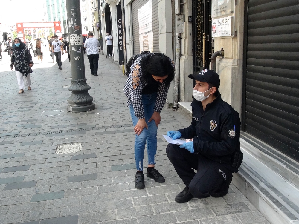 Sosyal mesafeyi hiçe sayan turistler polisle tartıştı, gazeteciye saldırdı
