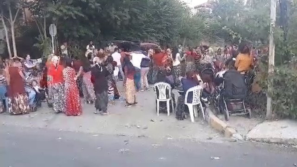 Sosyal mesafeyi hiçe sayarak göbek attılar