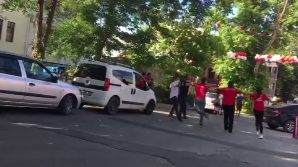 Sosyal mesafeyi hiçe sayarak omuz omuza halay çektiler