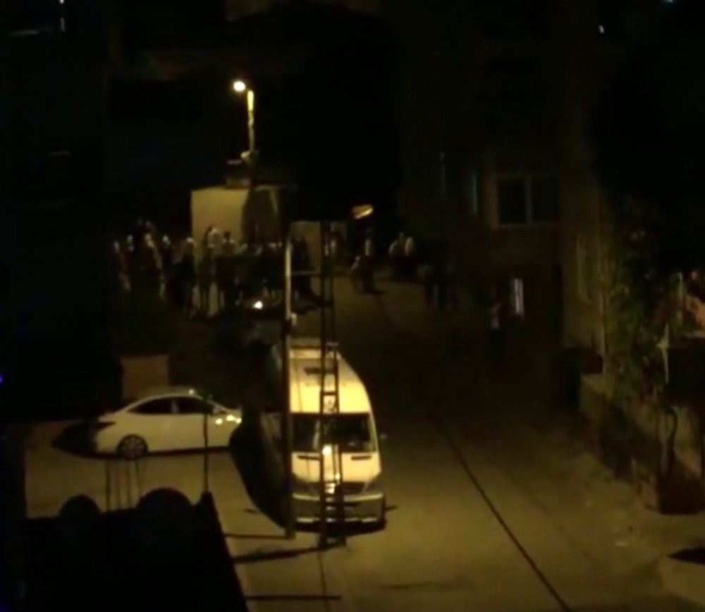 Sosyal mesafeyi hiçe sayarak sokak düğünü yapıp halay çektiler