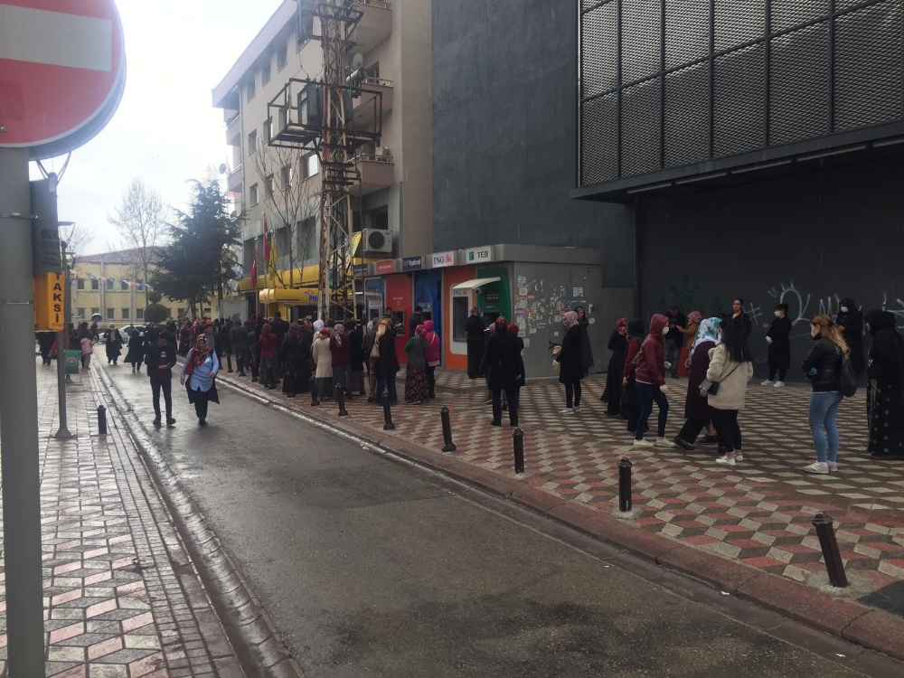 Sosyal yardım sosyal mesafeyi unutturdu