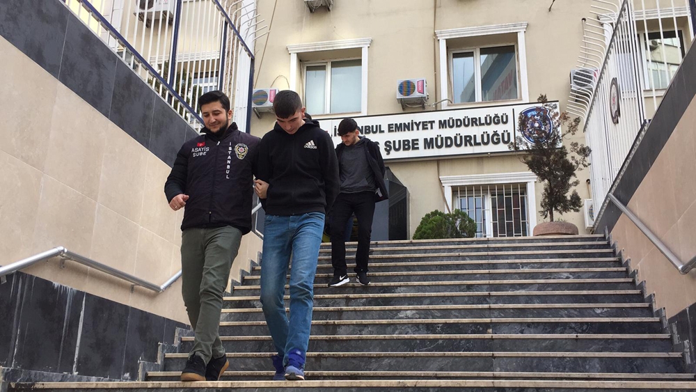 Soydukları evin lambaları yandı, hırsızların umrunda bile olmadı