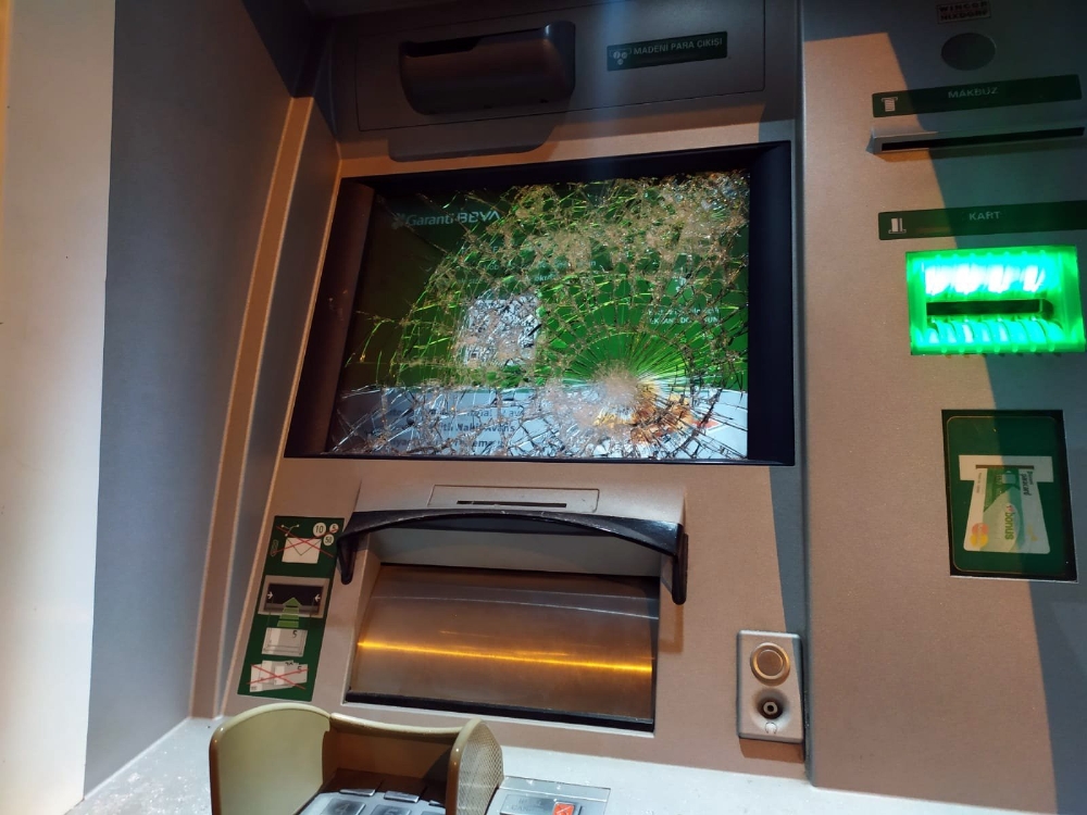 Soymaya çalıştıkları ATM’leri parçaladılar