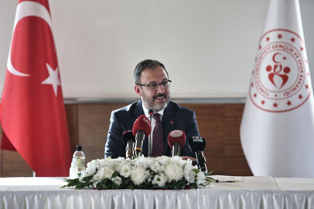 Spor camiasından Bakan Kasapoğlu ve eşi için geçmiş olsun mesajları