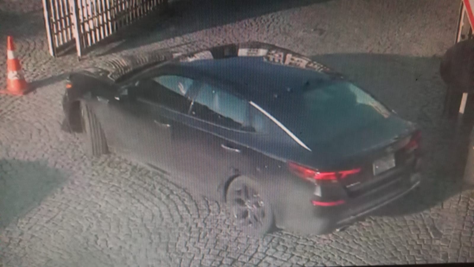 Spor yapan adamın önce anahtarını sonra arabasını çaldılar
