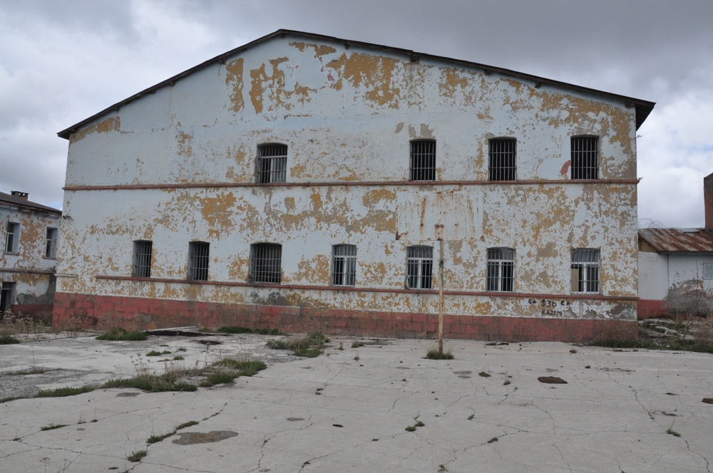 Stalin’in kayınpederinin de kaldığı cezaevi harabeye döndü