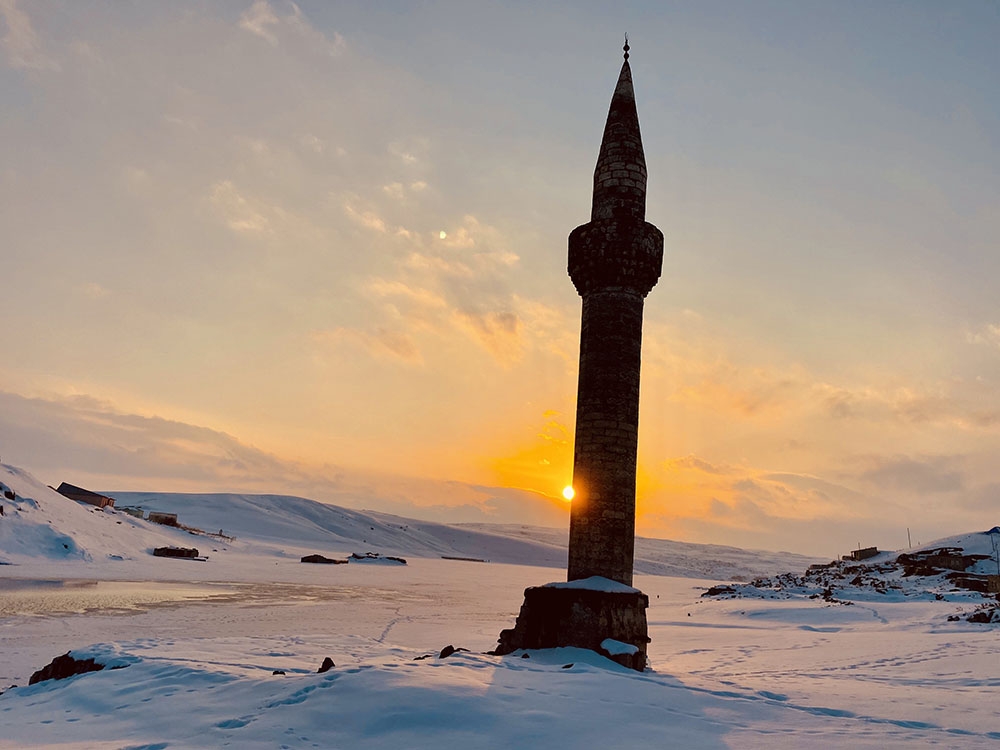 Su altında kalan minarenin gün batımıyla birleşmesi görsel şölen sundu