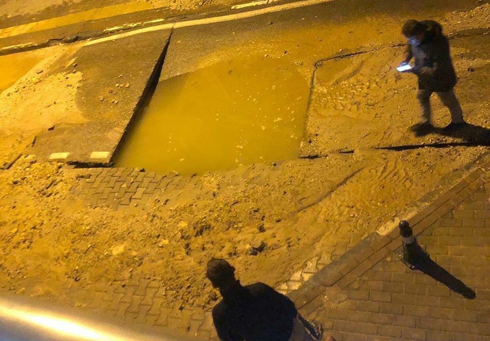 Su borusu patladı, yol çöktü