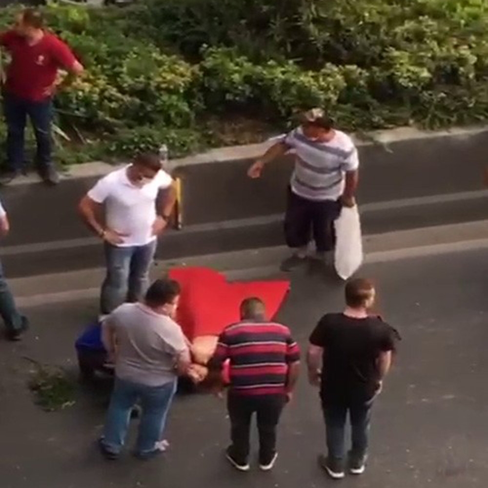 Su satan çocuğa araba çarptı, vatandaşlar seferber oldu