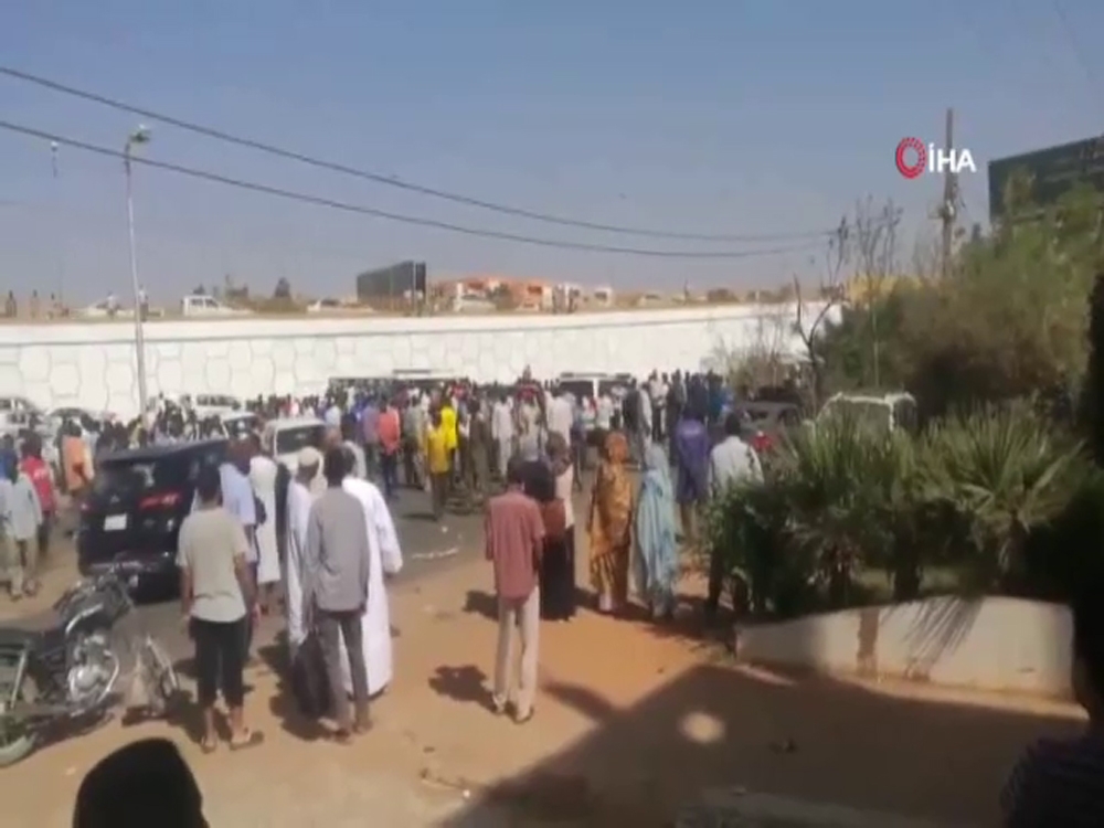 Sudan Başbakanının konvoyuna bomba yüklü araçla saldırı