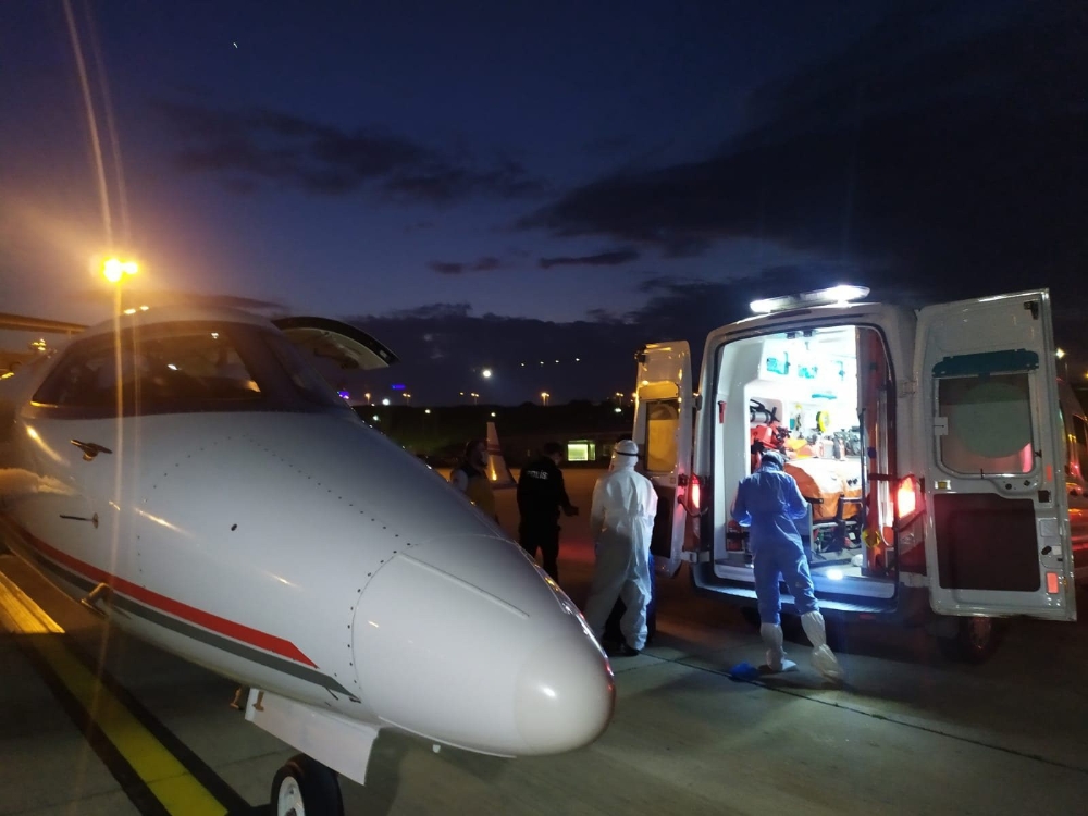 Sudan’daki Covid-19’lu vatandaş ambulans uçakla yurda getirildi