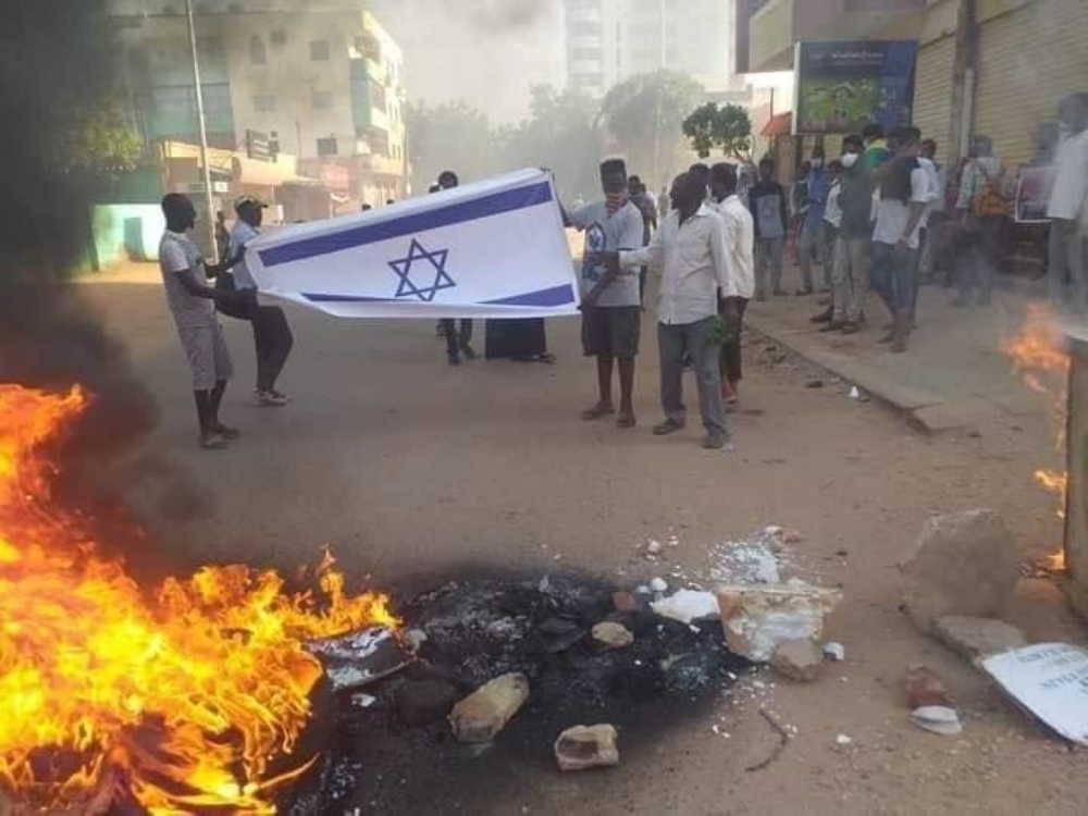 Sudan’daki gösterilerde İsrail bayrağı ateşe verildi