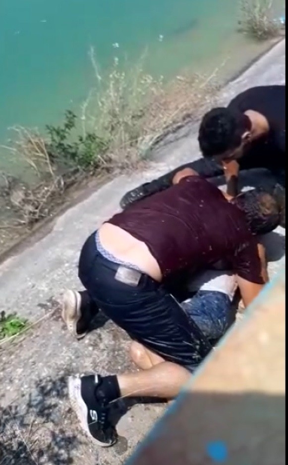 Sulama kanalına düşen çocuğu servis şoförü kurtardı