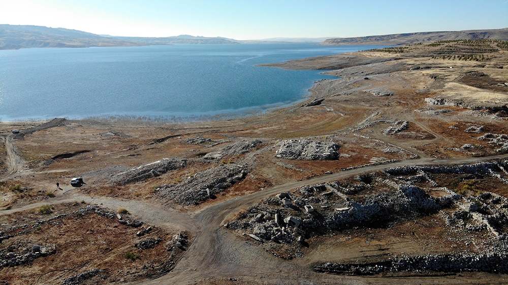 Sular çekildi, eski köy gün yüzüne çıktı