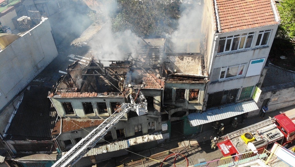 Süleymaniye Camii’nin yakınındaki metruk binada korkutan yangın