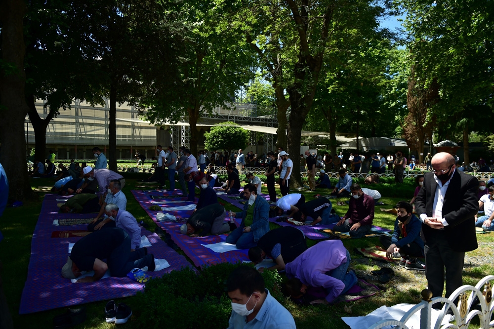 Sultanahmet Cami’nde korona virüs önlemiyle Cuma namazı kılındı