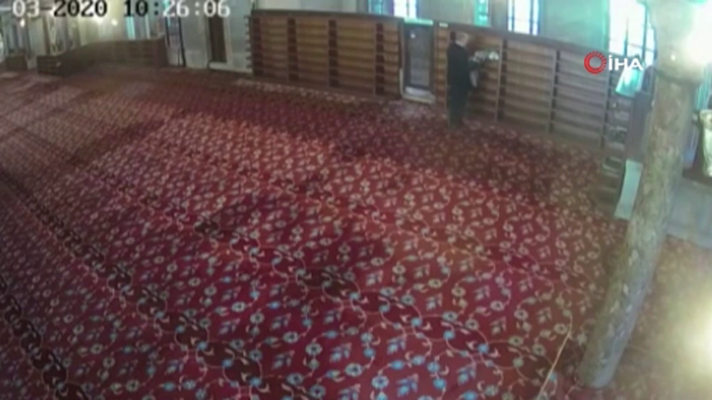 Sultanahmet Camisi’ndeki ayakkabı hırsızlığı kameraya böyle yansıdı