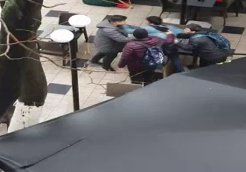 Sultanahmet’te Arap turistlerin tekme tokatlı kavgası kamerada