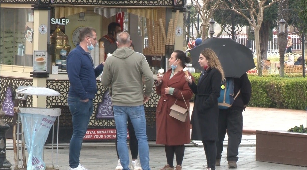 Sultanahmet’te kısıtlamanın keyfini turistler çıkardı