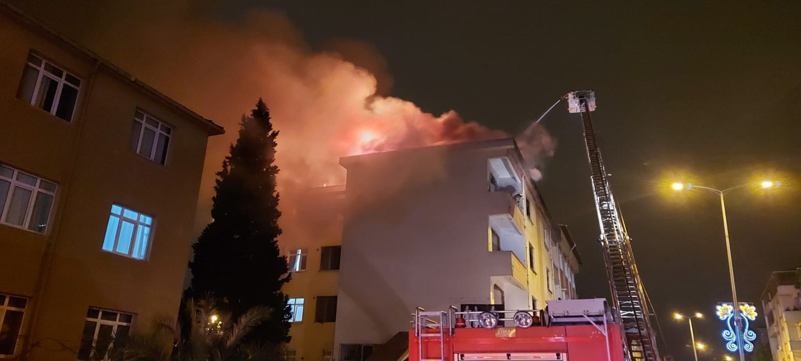 Sultanbeyli’de çatı katı alev alev yandı