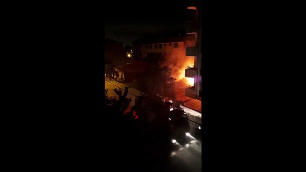 Sultanbeyli’de gecekondu alev alev yandı