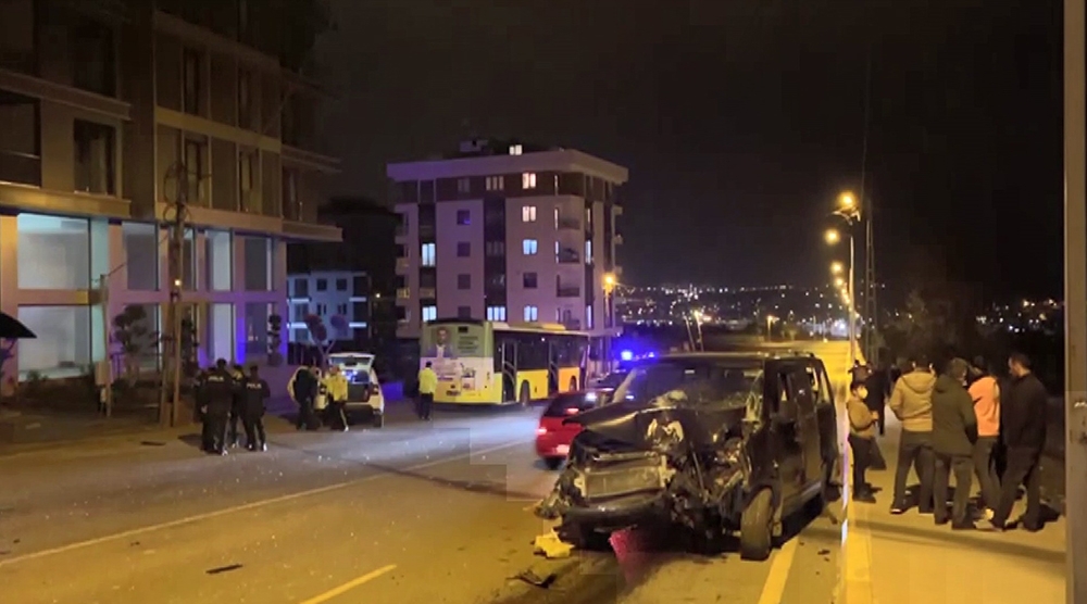 Sultanbeyli’de İETT otobüsü ile otomobil çarpıştı: 4 yaralı