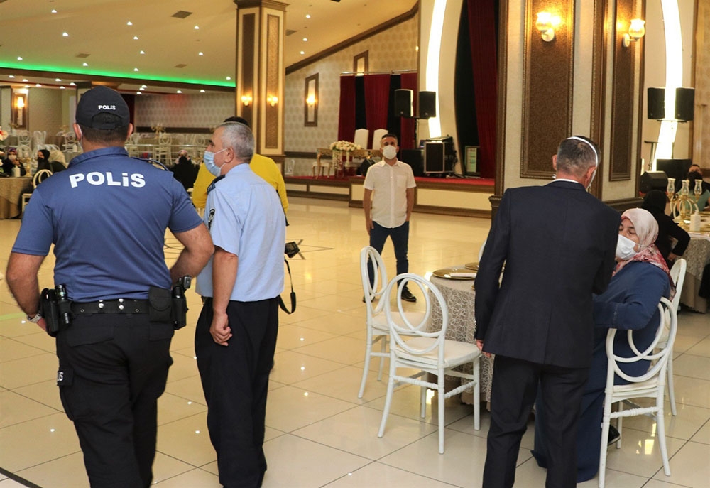 Sultanbeyli’de nikah törenleri ve halı sahalarda Covid-19 denetimi
