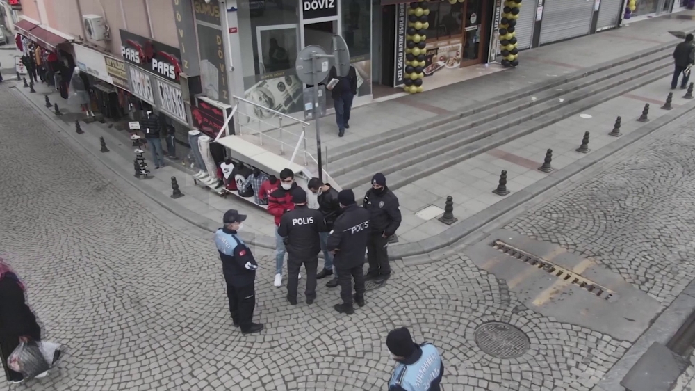 Sultanbeyli’de polis ekiplerinden droneli korona denetimi