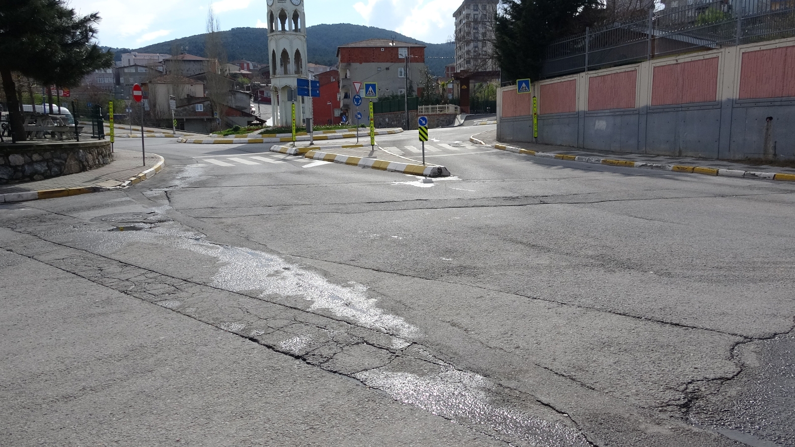 Sultanbeyli’de süratli otomobil ile motosikletin çarpıştığı kaza kamerada