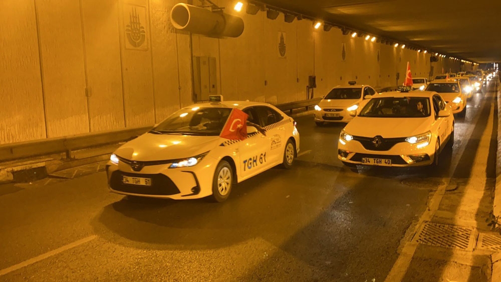 Sultanbeyli’deki taksicilerden 15 Temmuz konvoyu