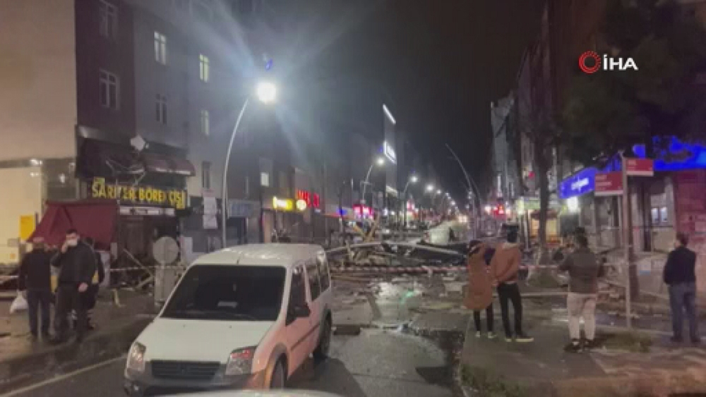 Sultangazi’de araçlar çatıların altında kaldı