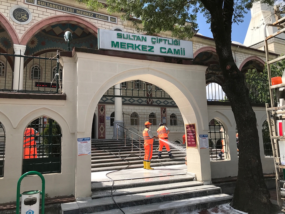 Sultangazi’de cuma namazı öncesi hummalı temizlik çalışması