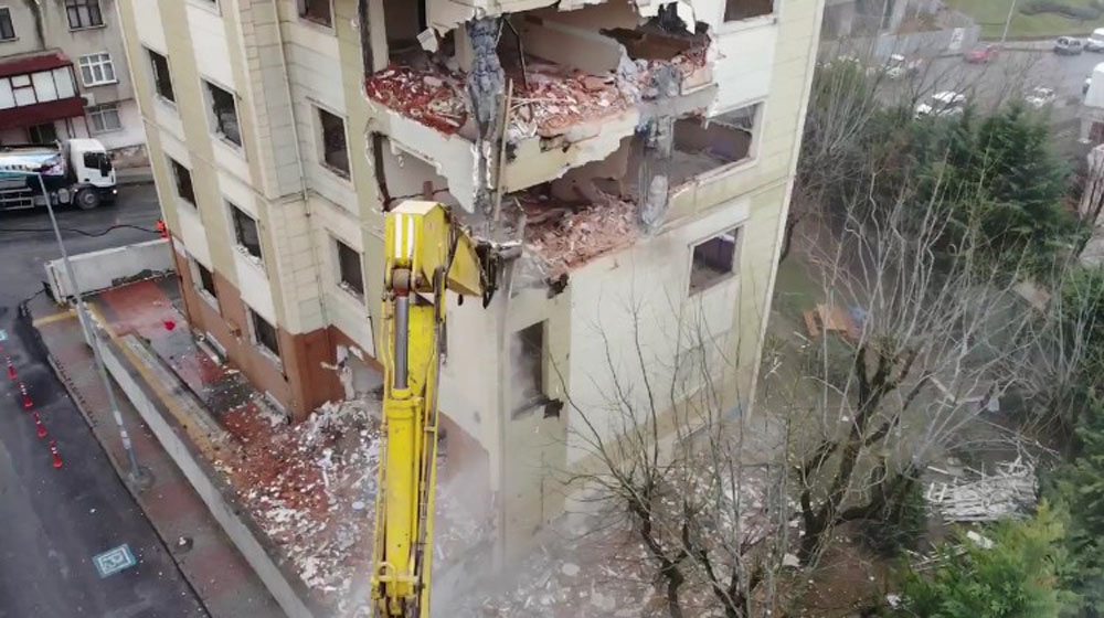 Sultangazi’de depreme dayanıksız bina yıkıldı