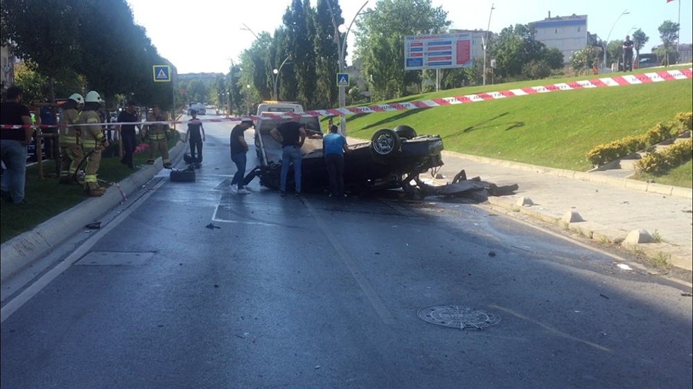 Sultangazi’de feci kaza: Takla atan aracın içinden fırladı