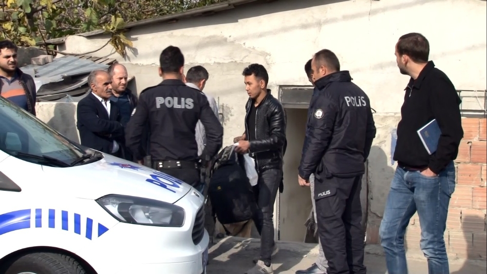 Sultangazide Göçmen Kaçakçıları Afgan Aileyi Eve Kilitledi