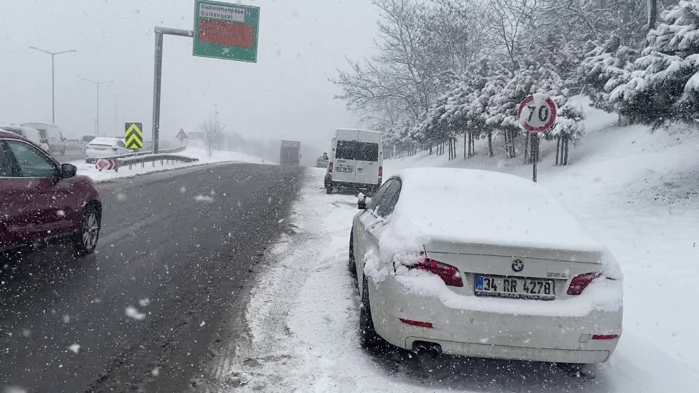 Sultangazi’de kar nedeniyle sürücüler araçlarını yol kenarına park etti