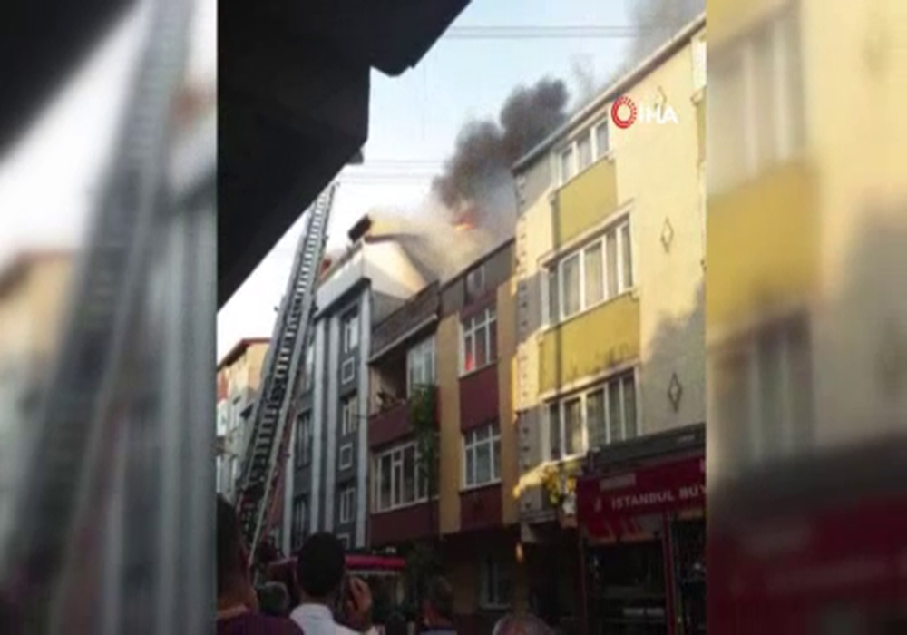 Sultangazi’de korkutan çatı yangını: Diğer binalara da sıçradı