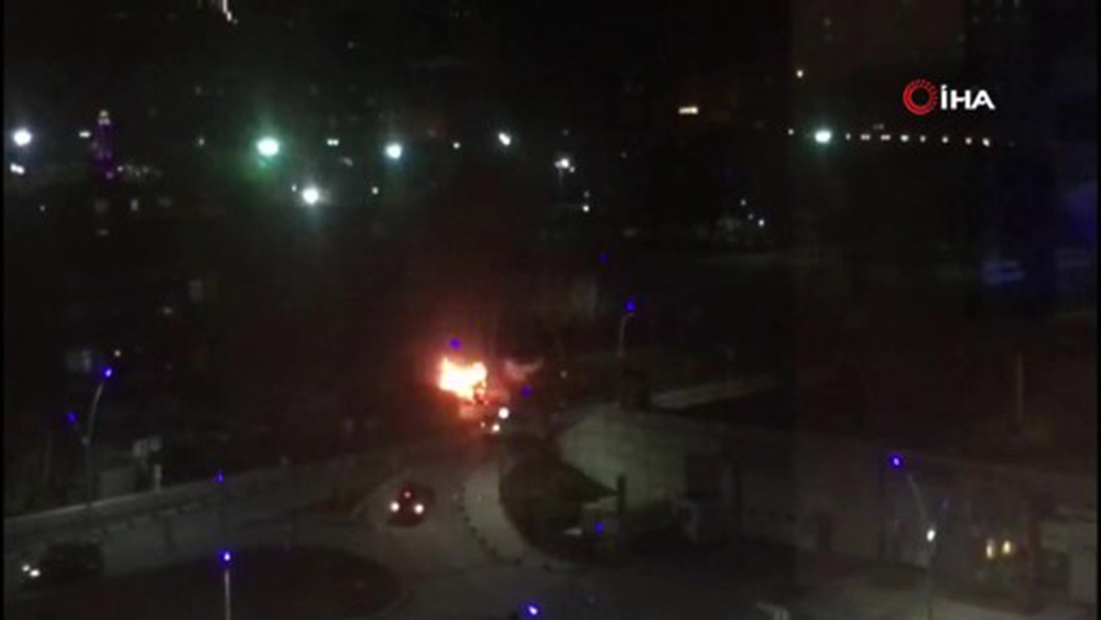Sultangazi’de park halindeki araç alev alev yandı