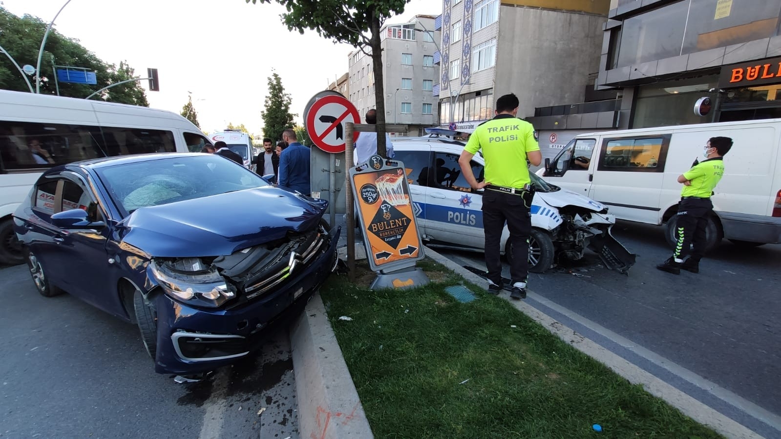 Sultangazi’de polis aracı ile otomobil çarpıştı: 1’i polis 2 yaralı