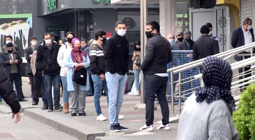 Sultangazi’de PTT ve banka önlerinde yoğunluk