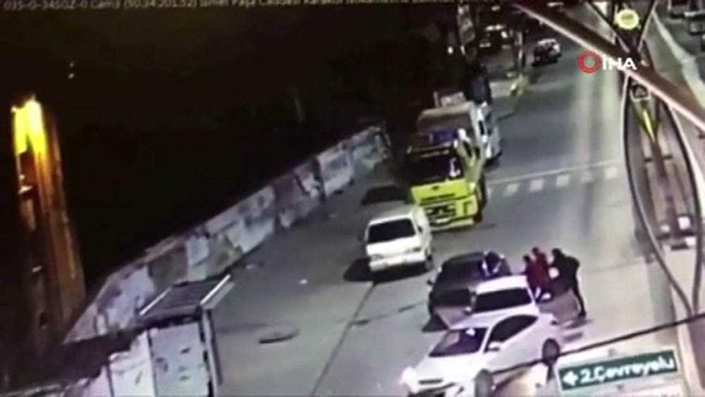 Sultangazi’de şüphe üzerine durdurulan araçtan böyle kaçtılar