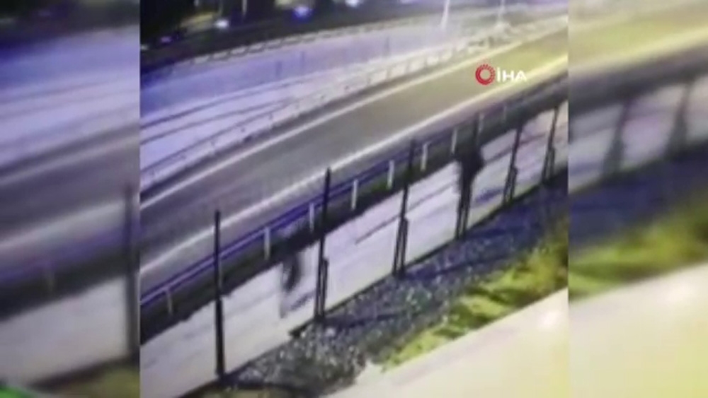 Sultangazi’de Suriyeli iş yeri sahibini gasp eden zanlılar kamerada