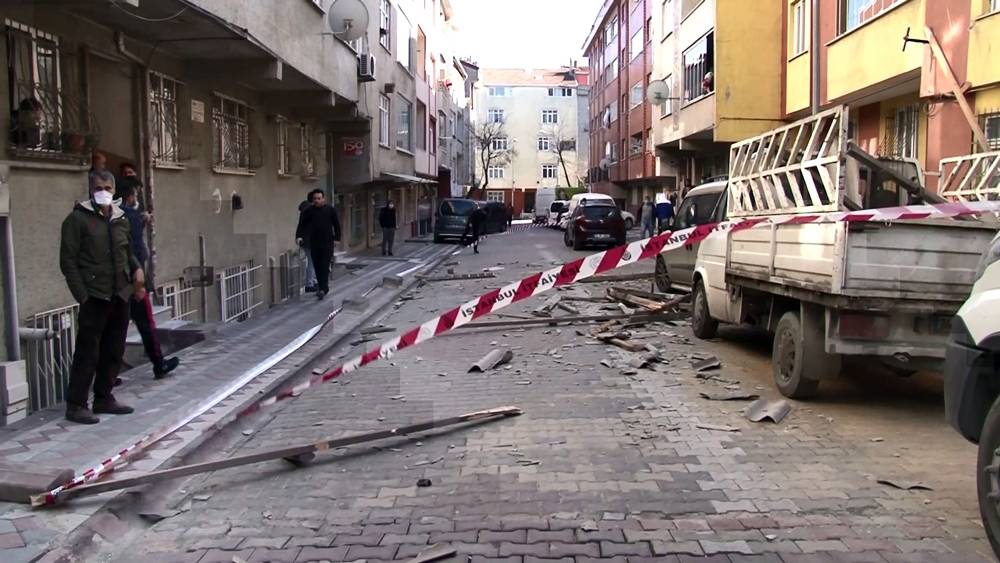 Sultangazi’de uçan çatı 4 araca zarar verdi